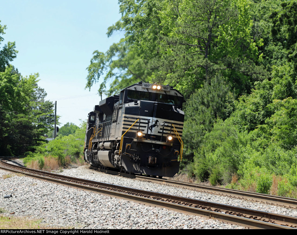 NS 1180 leads train 350-05 around the curve at Fetner